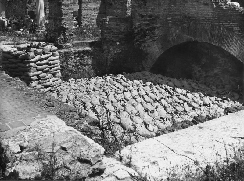 016031 - restauro - Foro Romano, la Fonte di Giuturna, protezione antiaerea (foto Reale); senza negativo