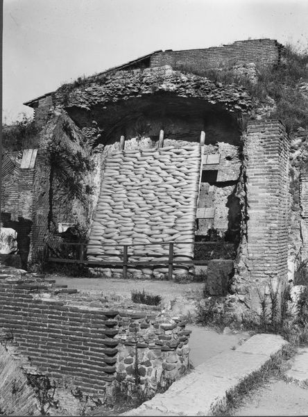 016032 - restauro - Foro Romano, la Fonte di Giuturna, protezione antiaerea (foto Reale); senza negativo