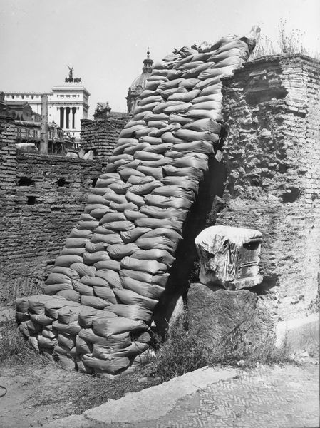 016033 - restauro - Foro Romano, la Fonte di Giuturna, protezione antiaerea (foto Reale); senza negativo