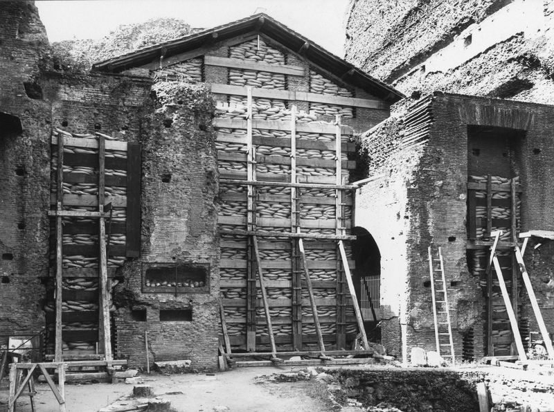 016042 - restauro - Foro Romano, S. Maria Antiqua, protezione antiaerea (foto Reale); senza negativo