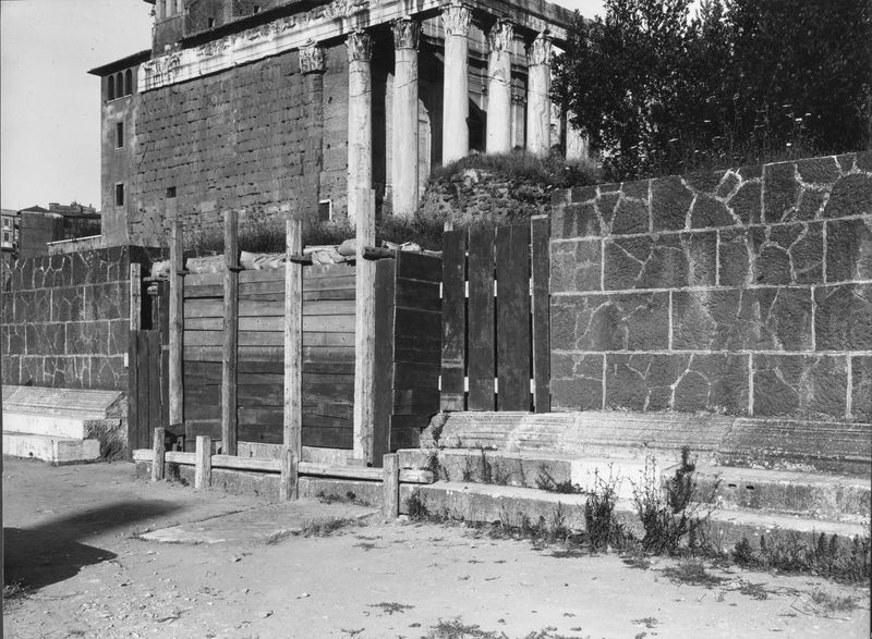 016043 - restauro - Foro Romano, Tempio del Divo Giulio, ara di Cesare, protezione antiaerea (foto Reale); senza negativo