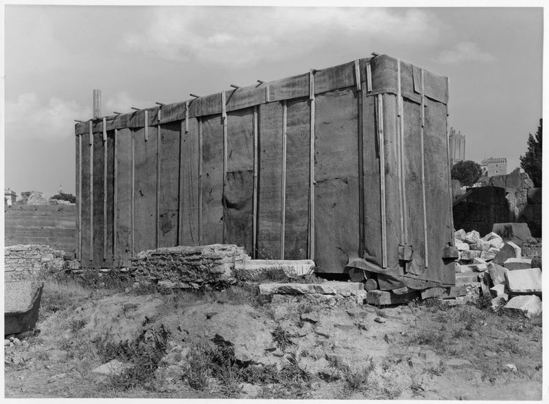 016036 - restauro - Foro Romano, Portico di Gaio e Lucio Cesari, protezione antiaerea (foto Vasari); neg. serie F, n. 1770