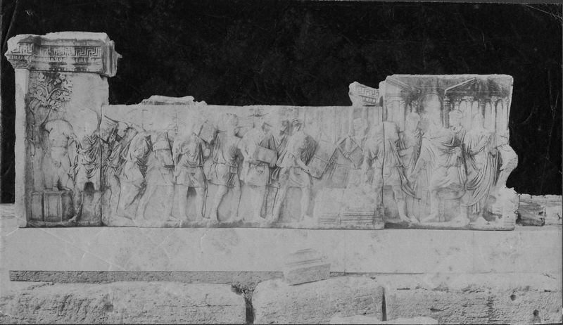 015846 - monumento - Foro Romano, Plutei di Traiano, il rilievo con il condono dei debiti; senza negativo