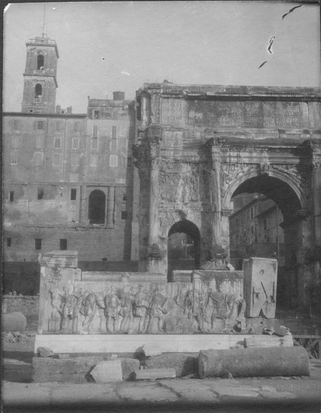 015849 - monumento - Foro Romano, Plutei di Traiano, il rilievo con il condono dei debiti con, in secondo piano, l'Arco di Settimio Severo; senza negativo