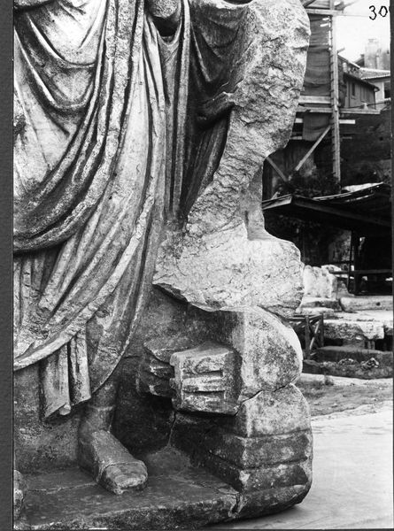 015852 - monumento - Foro Romano, Plutei di Traiano, il rilievo con il condono dei debiti, particolare dell'estremitÃ  destra; neg. serie F, n. 309