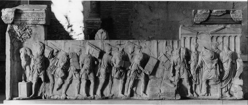 015854 - monumento - Foro Romano, Plutei di Traiano, il rilievo con il condono dei debiti (foto Accademia Americana); FILM 2484