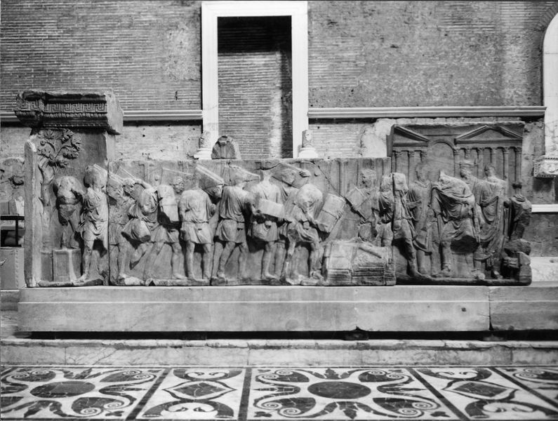 015855 - monumento - Foro Romano, Plutei di Traiano, il rilievo con il condono dei debiti, all'interno della Curia; neg. serie 6x6, n. 4368