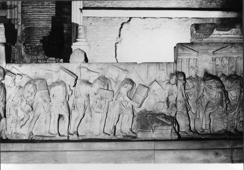 015856 - monumento - Foro Romano, Plutei di Traiano, il rilievo con il condono dei debiti, la parte centrale, ripresa all'interno della Curia (foto Borromeo); senza negativo