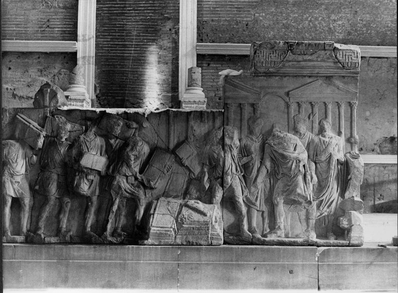 015857 - monumento - Foro Romano, Plutei di Traiano, il rilievo con il condono dei debiti, la parte destra, ripresa all'interno della Curia; FILM 648, n. 13A
