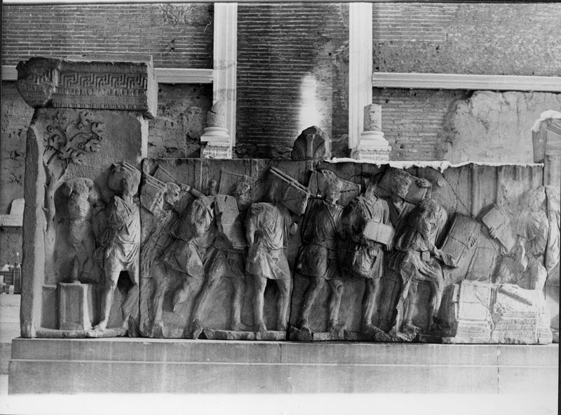 015858 - monumento - Foro Romano, Plutei di Traiano, il rilievo con il condono dei debiti, la parte sinistra, ripresa all'interno della Curia; FILM 648, n. 14A