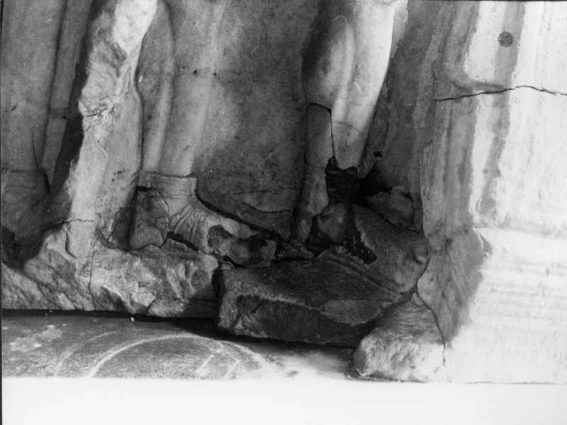 015860 - monumento - Foro Romano, Plutei di Traiano, il rilievo con il condono dei debiti, particolare della parte centrale, ripresa all'interno della Curia; FILM 648, n. 16A