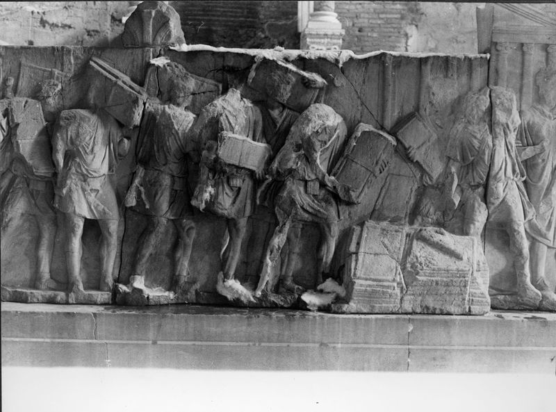 015861 - monumento - Foro Romano, Plutei di Traiano, il rilievo con il condono dei debiti, particolare della parte centrale, ripresa all'interno della Curia; FILM 648, n. 18A
