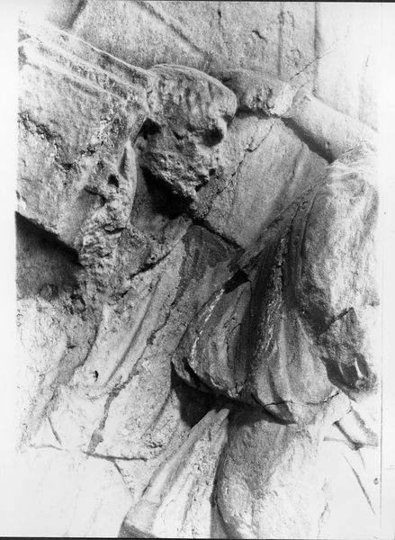 015863 - monumento - Foro Romano, Plutei di Traiano, il rilievo con il condono dei debiti, particolare della parte centrale, un personaggio, ripresa all'interno della Curia; FILM 648, n. 5A