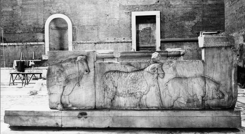 015869 - monumento - Foro Romano, Plutei di Traiano, il rilievo con il condono dei debiti, gli animali del sacrificio, ripresa all'interno della Curia; senza negativo