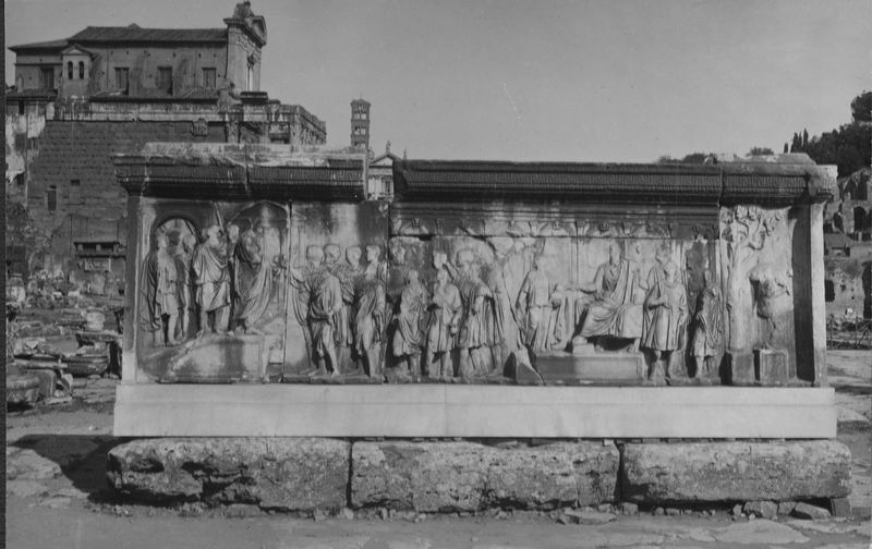 015881 - monumento - Foro Romano, Plutei di Traiano, il rilievo con l'institutio alimentaria; senza negativo
