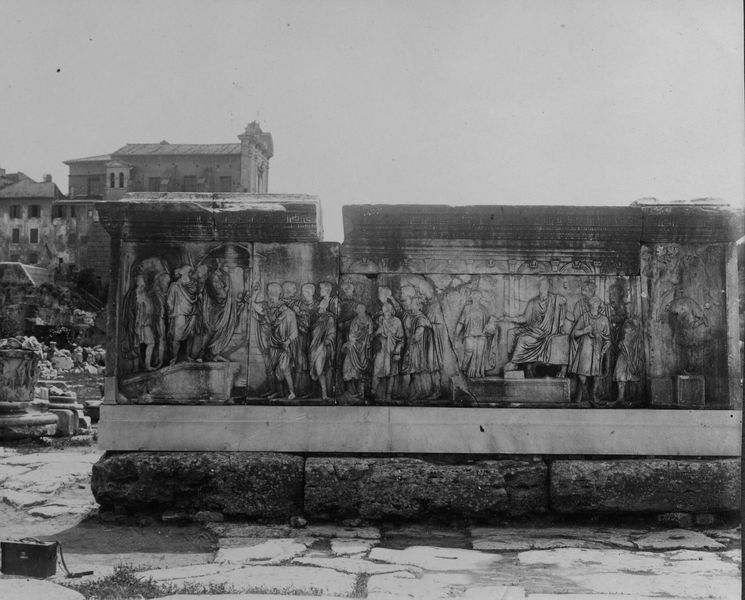 015883 - monumento - Foro Romano, Plutei di Traiano, il rilievo con l'institutio alimentaria; senza negativo