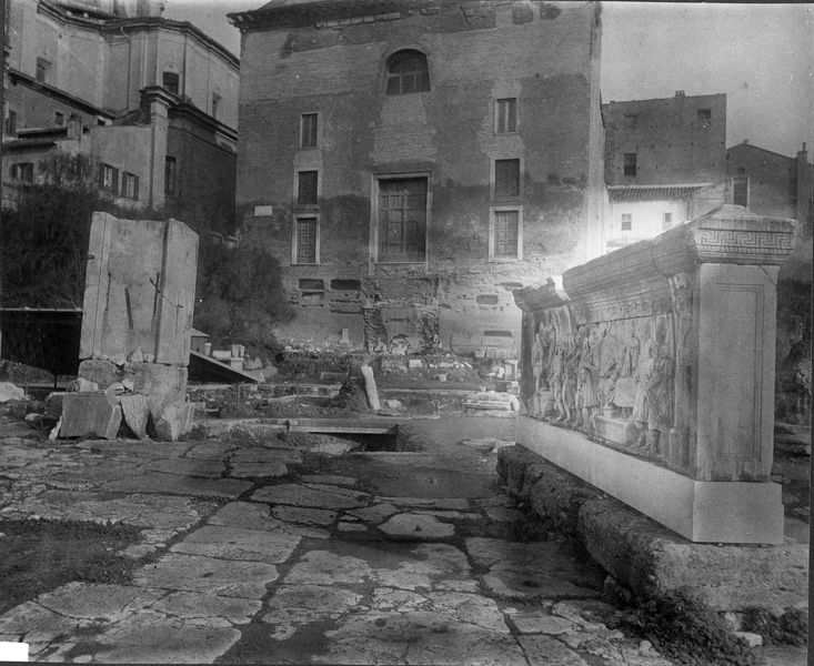 015885 - monumento - Foro Romano, Plutei di Traiano,  il rilievo con l'institutio alimentaria, vista prospettica; neg. serie C, n. 544