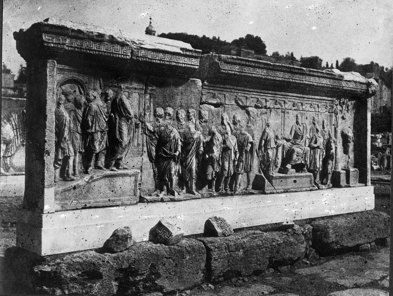 015886 - monumento - Foro Romano, Plutei di Traiano, particolare dell' "adlocutio" imperiale (Gab. Fot. Naz, fine sec. XIX); senza negativo