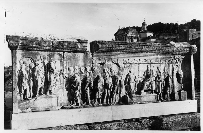 015889 - monumento - Foro Romano, Plutei di Traiano, il rilievo con l'institutio alimentaria; neg. serie E, n. 163