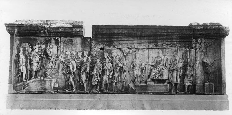 015890 - monumento - Foro Romano, Plutei di Traiano, il rilievo con l'institutio alimentaria; neg. serie E, n. 474, FILM 2538