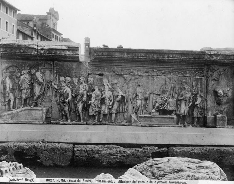 015891 - monumento - Foro Romano, Plutei di Traiano, il rilievo con l'institutio alimentaria (ed. Brogi); senza negativo