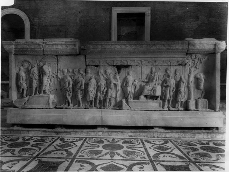 015895 - monumento - Foro Romano, Plutei di Traiano, il rilievo con l'institutio alimentaria esposto nella Curia; neg. serie 9x12, n. 1471 (FILM 1494)