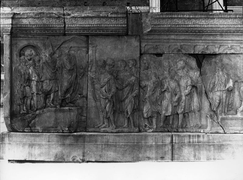 015896 - monumento - Foro Romano, Plutei di Traiano, il rilievo con l'institutio alimentaria, esposto all'interno della Curia, particolare della parte sinistra; FILM 648, n. 6A
