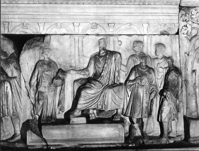 015898 - monumento - Foro Romano, Plutei di Traiano, il rilievo con l'institutio alimentaria, particolare della parte centrale (foto Borromeo); senza negativo