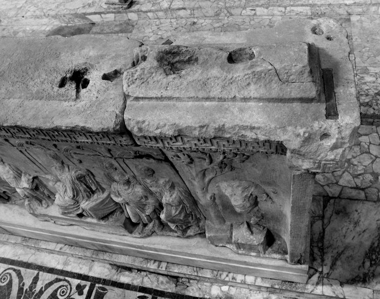 016673 - monumento - Foro Romano, Plutei di Traiano, il rilievo con l'institutio alimentaria, esposto all'interno dell Curia, particolare della cornice superiore della parte destra; neg. serie 6x6, n. 4374