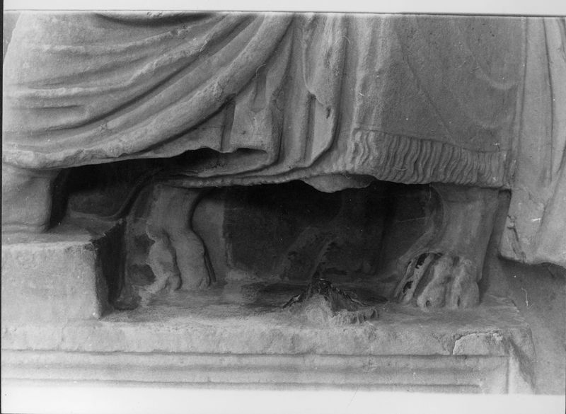 015902 - monumento - Foro Romano, Plutei di Traiano, il rilievo con l'institutio alimentaria, esposto all'interno dell Curia, particolare di un personaggio della parte destra; FILM 648, n. 9A