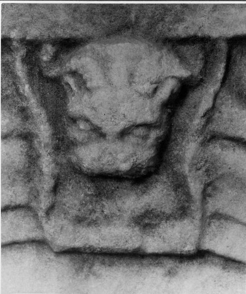 015903 - monumento - Foro Romano, Plutei di Traiano, il rilievo con l'institutio alimentaria, particolare di una chiave di arcata di una basilica (foto Accademia Americana); senza negativo