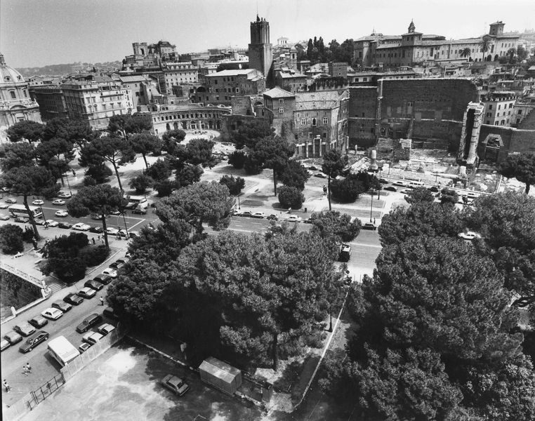016232 - monumento - Roma, veduta aerea di Via dei Fori Imperiali all'altezza dei Fori di Traiano e Augusto; FILM n. 1725