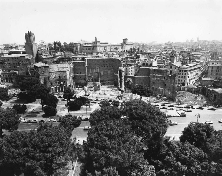016235 - monumento - Roma, veduta aerea di Via dei Fori Imperiali all'altezza dei Fori di 
Augusto e Nerva; FILM n. 1725