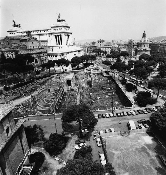 016236 - monumento - Roma, veduta aerea di Via dei Fori Imperiali all'altezza del Foro di Cesare; FILM n. 1725