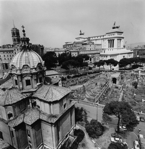 016237 - monumento - Roma, veduta aerea del Foro di Cesare e della Chiesa dei SS. Luca e Martina lungo la Via dei Fori Imperiali; FILM n. 1725