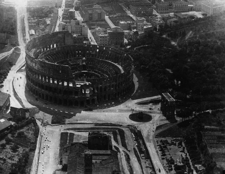 016240 - monumento - Roma, veduta aerea del Colosseo e della zona circostante; neg. serie F, n. 510