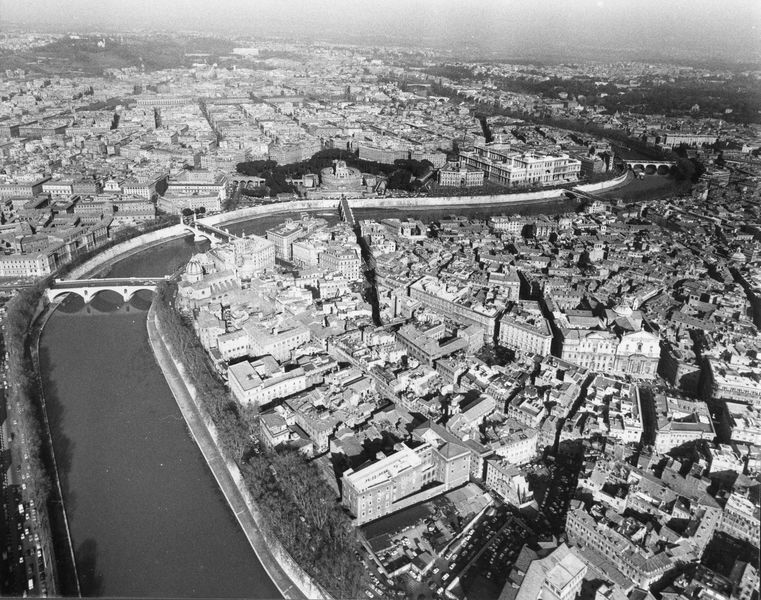 016244 - monumento - Roma, veduta aerea del Tevere da Ponte Principe Amedeo Amedeo a Ponte Cavour; FILM n. 1727