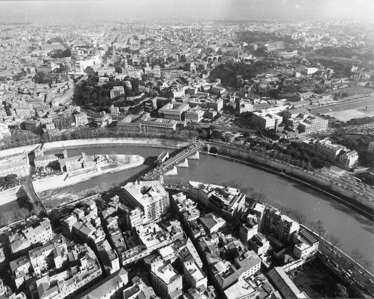 016246 - monumento - Roma, veduta aerea del Tevere all'altezza del Ponte Palatino (Isola Tiberina); FILM n. 1726