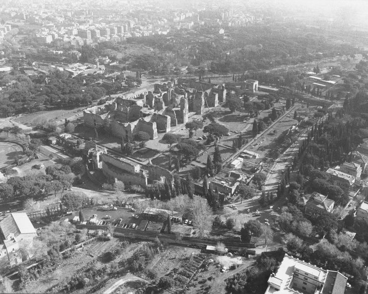 016248 - monumento - Roma, veduta aerea della zona delle Terme di Caracalla; FILM n. 1726