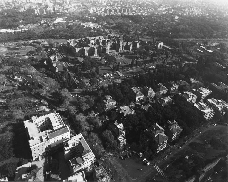 016249 - monumento - Roma, veduta aerea della zona delle Terme di Caracalla; FILM n. 1726