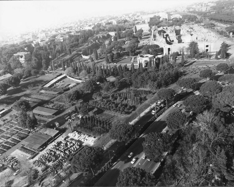 016255 - monumento - Roma, veduta aerea di Viale delle Terme di Caracalla, nella zona delle Terme di Caracalla; FILM n. 1727