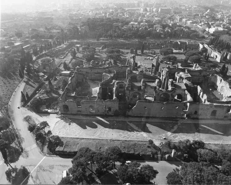 016256 - monumento - Roma, veduta aerea della zona delle Terme di Caracalla; FILM n. 1727