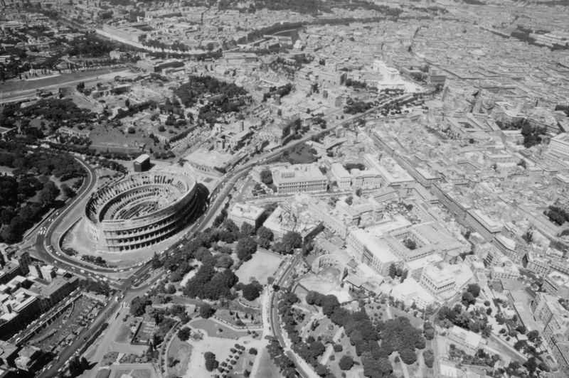016257 - monumento - Roma, veduta aerea della zona del Colosseo (aprile 1988); senza negativo