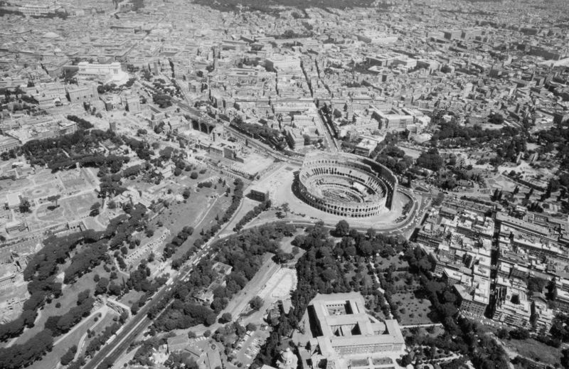 016258 - monumento - Roma, veduta aerea della zona del Colosseo (aprile 1988); senza negativo