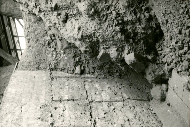C002173 - monumento - Colosseo, settore ovest, primo ordine, veduta sotto la neve dell'ingresso ovest  nel febbraio 1986; neg. serie L, n. 280