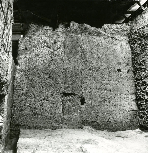 C002181 - monumento - Colosseo, veduta del versante orientale della cavea con, in basso, l'area degli ipogei, dopo la nevicata del febbraio 1986; neg. serie L, n. 280