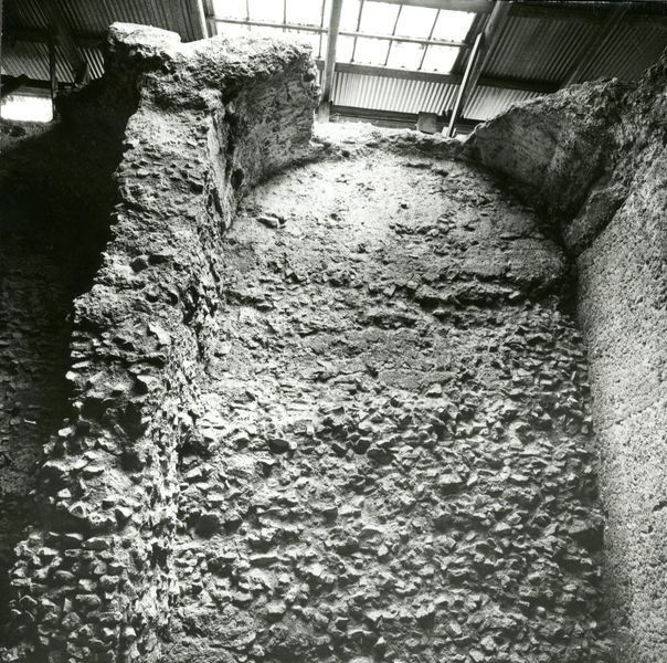 C002182 - monumento - Colosseo, veduta del versante orientale della cavea con, in basso, l'area degli ipogei, dopo la nevicata del febbraio 1986; neg. serie L, n. 280