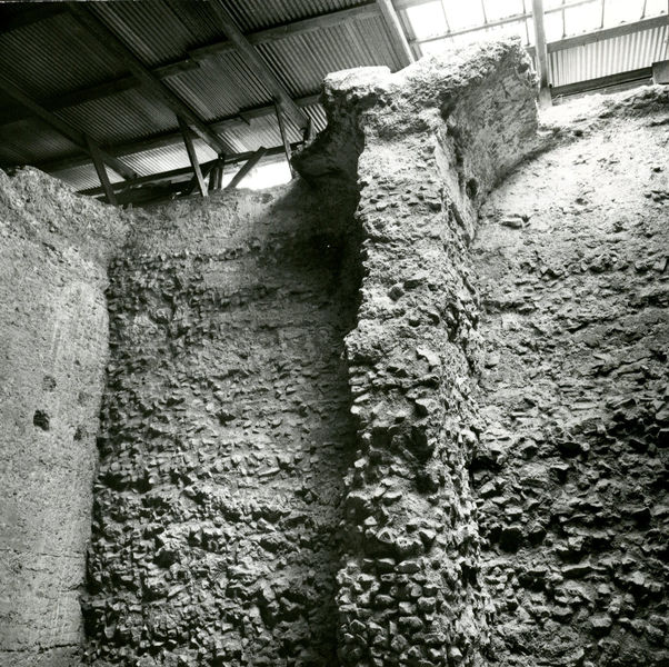 C002183 - monumento - Colosseo, veduta del versante settentrionale della cavea dopo la nevicata del febbraio 1986; neg. serie L, n. 280