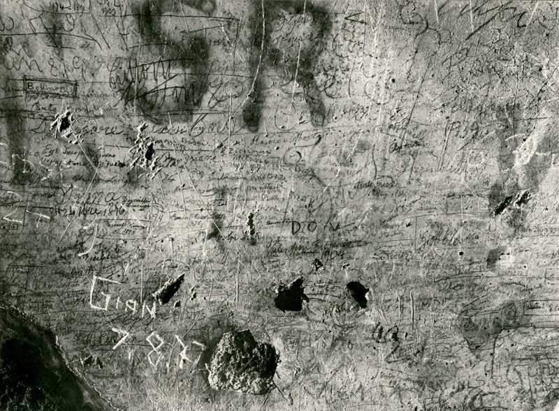 C002238 - restauro - Colosseo, primo ordine, ingresso nord, documentazione stato di incuria, 1985; neg. serie L, n. 300