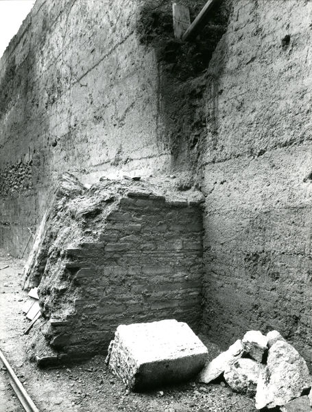 C002215 - restauro - Colosseo, primo ordine, ingresso ovest, prova pannello di protezione, 07/11/1985; neg. serie L, n. 300
